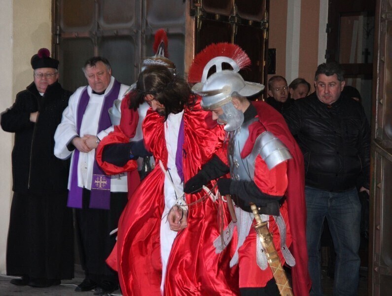 Zdjęcie 12: Misterium Męki Pańskiej. Wiernym nie przeszkodził deszcz i wiatr 