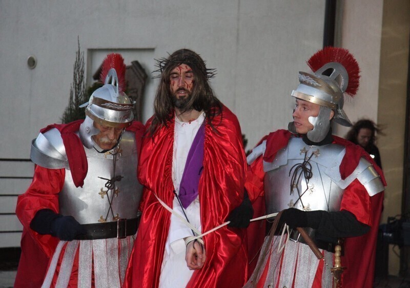 Zdjęcie 13: Misterium Męki Pańskiej. Wiernym nie przeszkodził deszcz i wiatr 