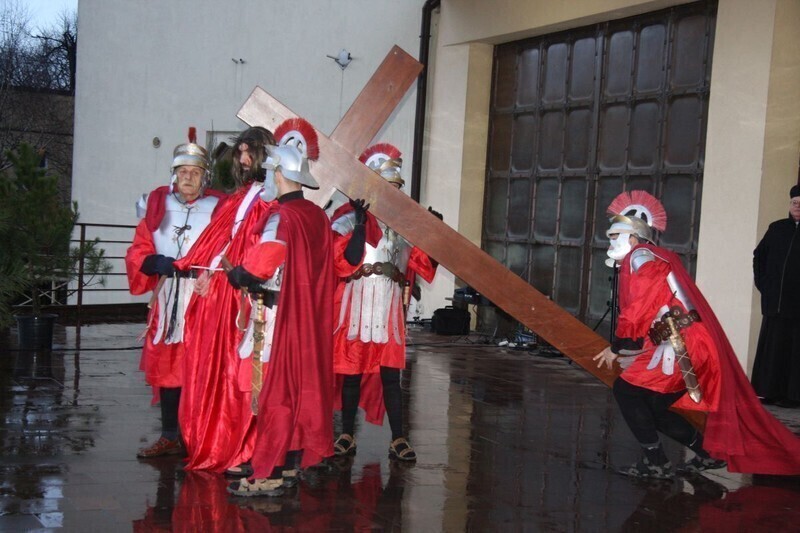 Zdjęcie 15: Misterium Męki Pańskiej. Wiernym nie przeszkodził deszcz i wiatr 