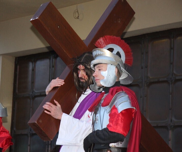 Zdjęcie 16: Misterium Męki Pańskiej. Wiernym nie przeszkodził deszcz i wiatr 