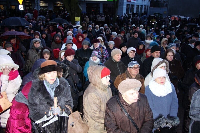 Zdjęcie 17: Misterium Męki Pańskiej. Wiernym nie przeszkodził deszcz i wiatr 