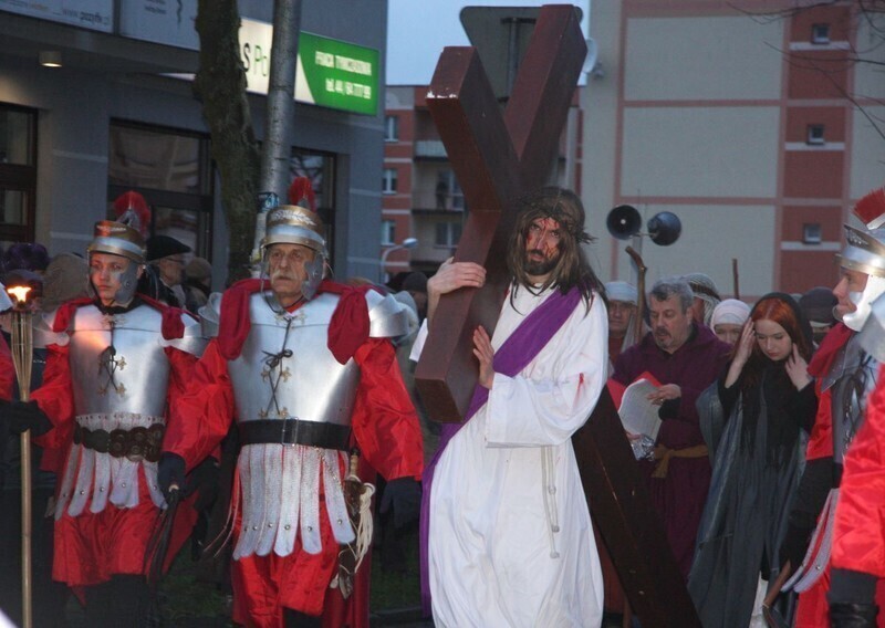 Zdjęcie 19: Misterium Męki Pańskiej. Wiernym nie przeszkodził deszcz i wiatr 