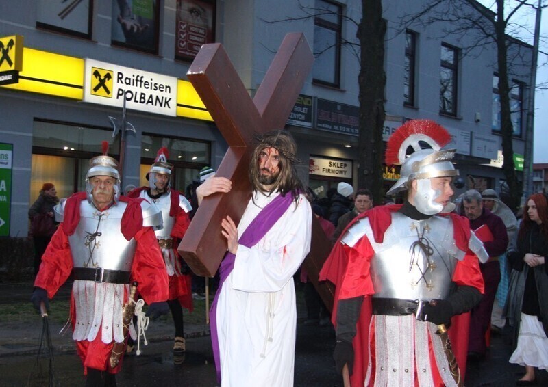 Zdjęcie 20: Misterium Męki Pańskiej. Wiernym nie przeszkodził deszcz i wiatr 