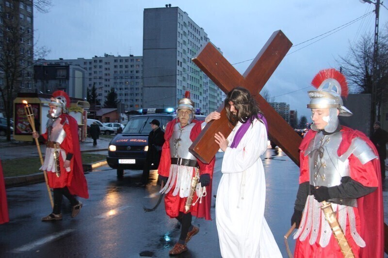Zdjęcie 21: Misterium Męki Pańskiej. Wiernym nie przeszkodził deszcz i wiatr 