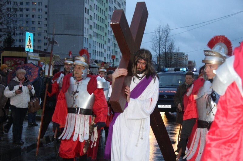 Zdjęcie 22: Misterium Męki Pańskiej. Wiernym nie przeszkodził deszcz i wiatr 