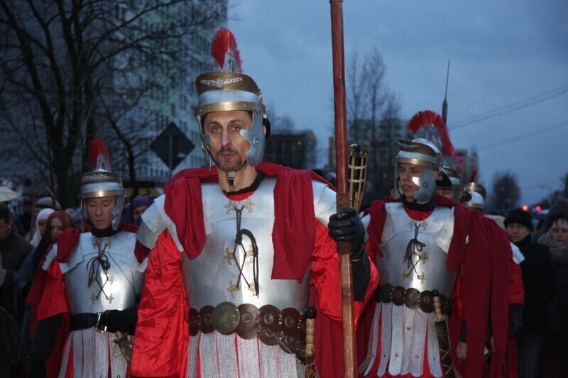 Zdjęcie 23: Misterium Męki Pańskiej. Wiernym nie przeszkodził deszcz i wiatr 