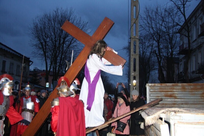 Zdjęcie 27: Misterium Męki Pańskiej. Wiernym nie przeszkodził deszcz i wiatr 