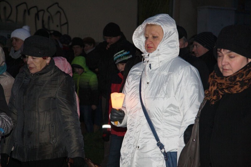 Zdjęcie 28: Misterium Męki Pańskiej. Wiernym nie przeszkodził deszcz i wiatr 