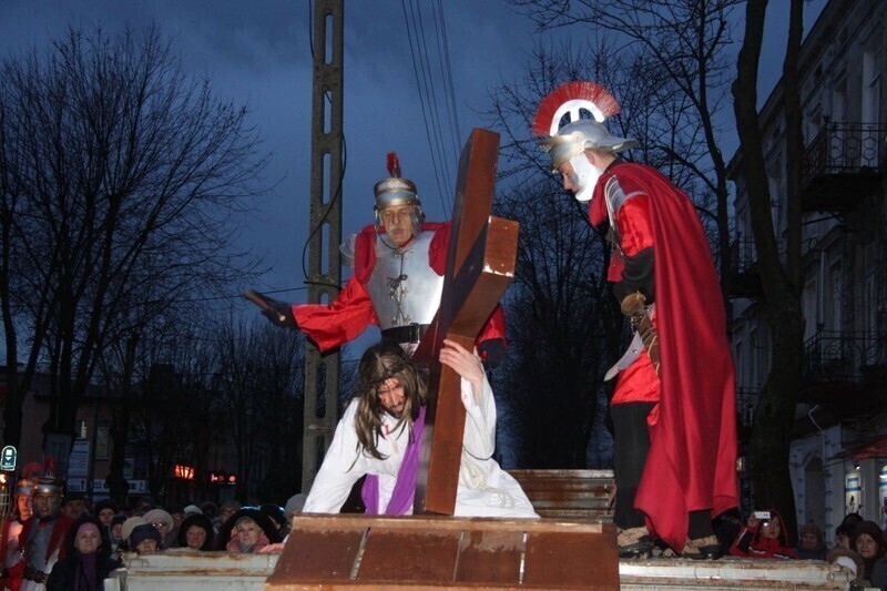 Zdjęcie 29: Misterium Męki Pańskiej. Wiernym nie przeszkodził deszcz i wiatr 