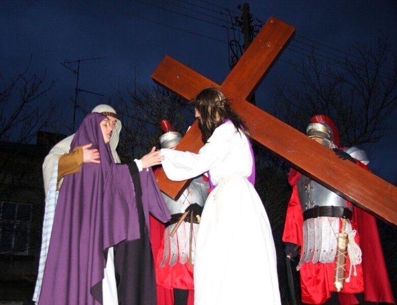 Zdjęcie 30: Misterium Męki Pańskiej. Wiernym nie przeszkodził deszcz i wiatr 