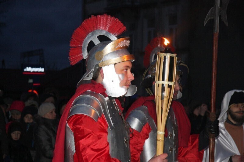 Zdjęcie 31: Misterium Męki Pańskiej. Wiernym nie przeszkodził deszcz i wiatr 