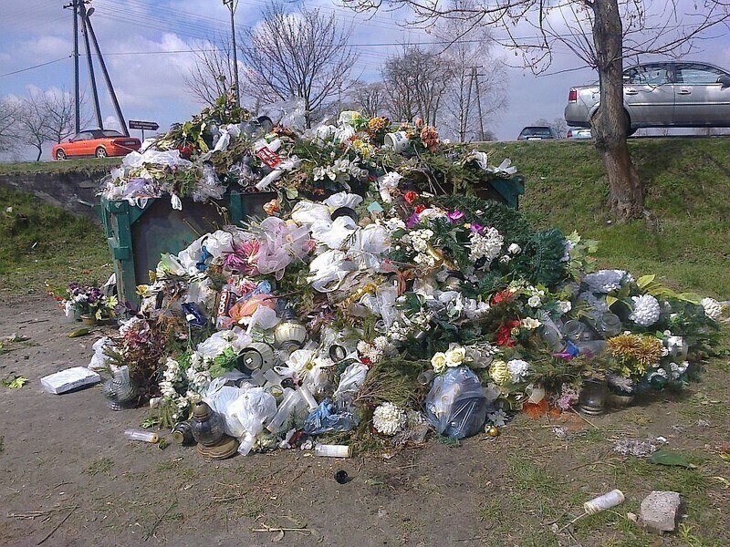 Zdjęcie 2: Góra śmieci przed cmentarzem