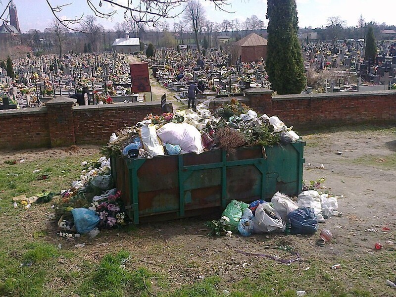 Zdjęcie 4: Góra śmieci przed cmentarzem