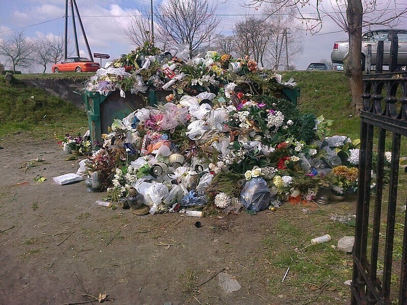 Zdjęcie 5: Góra śmieci przed cmentarzem