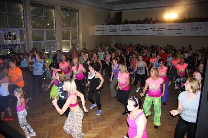 Zdjęcie 2: Zobacz, jak tańczyli zumbę na UJK!