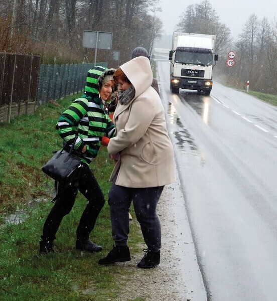 Zdjęcie 2: Przed TIR-ami uciekają do rowu