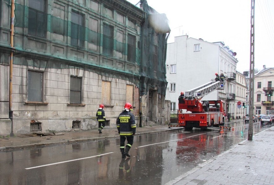 Zdjęcie 1: Wiatr zerwał płytę z dachu „Europy”