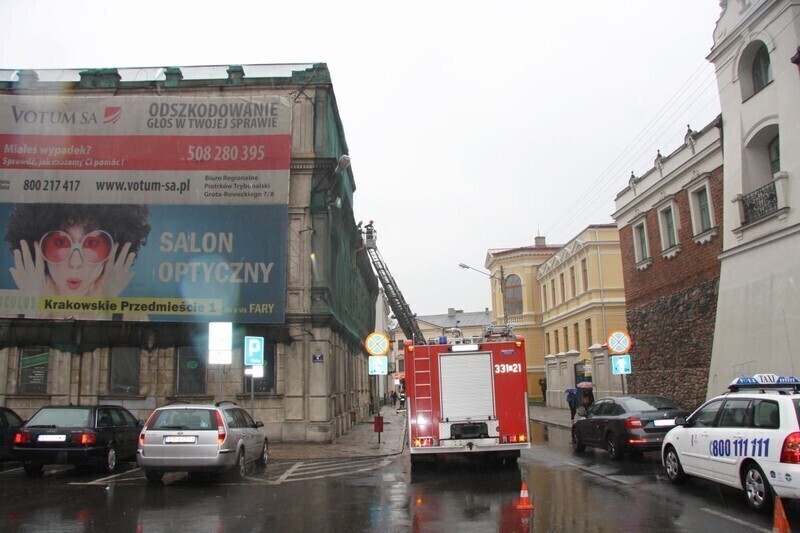 Zdjęcie 2: Wiatr zerwał płytę z dachu „Europy”