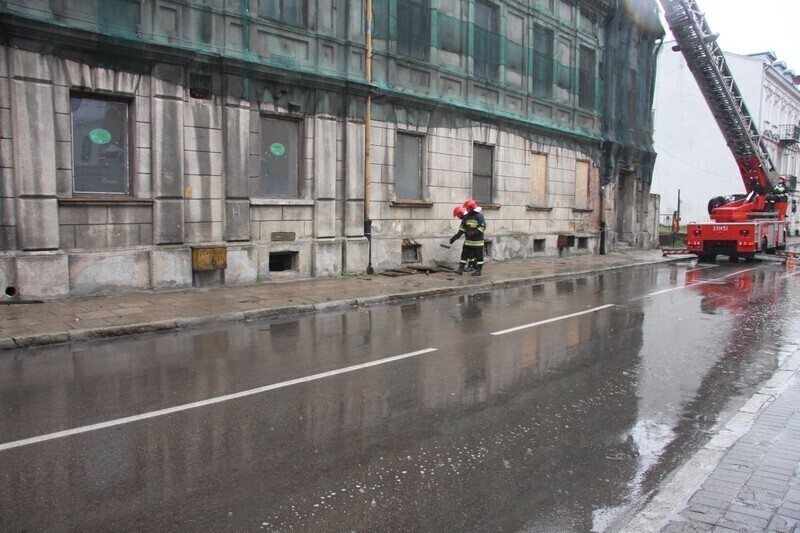 Zdjęcie 3: Wiatr zerwał płytę z dachu „Europy”