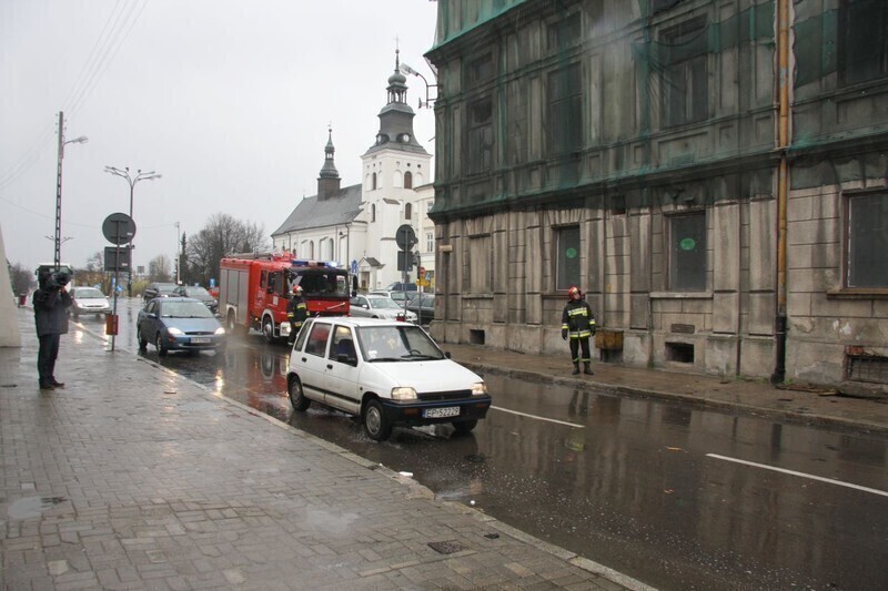 Zdjęcie 4: Wiatr zerwał płytę z dachu „Europy”