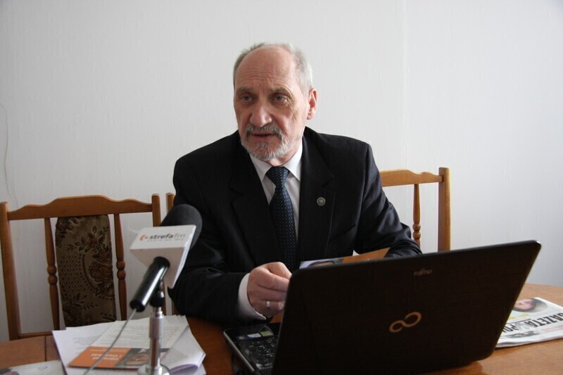 Zdjęcie 2: Macierewicz opowiadał o... Komorowskim