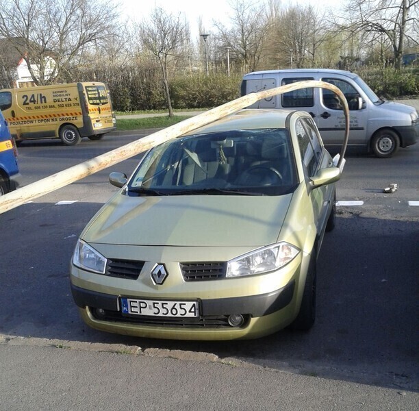 Zdjęcie 1: Latarnia przewróciła się na samochód 