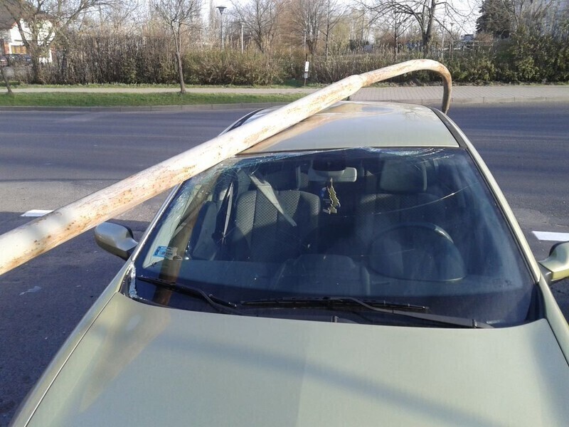 Zdjęcie 3: Latarnia przewróciła się na samochód 