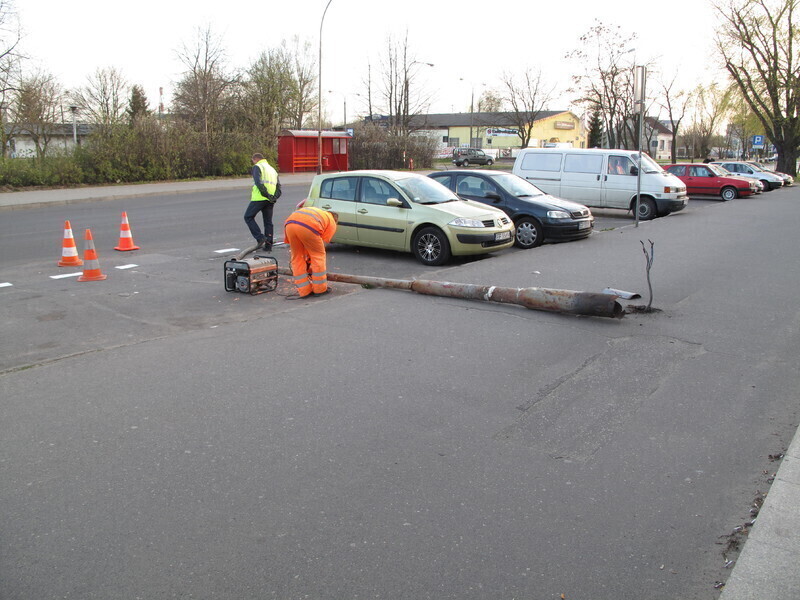 Zdjęcie 5: Latarnia przewróciła się na samochód 
