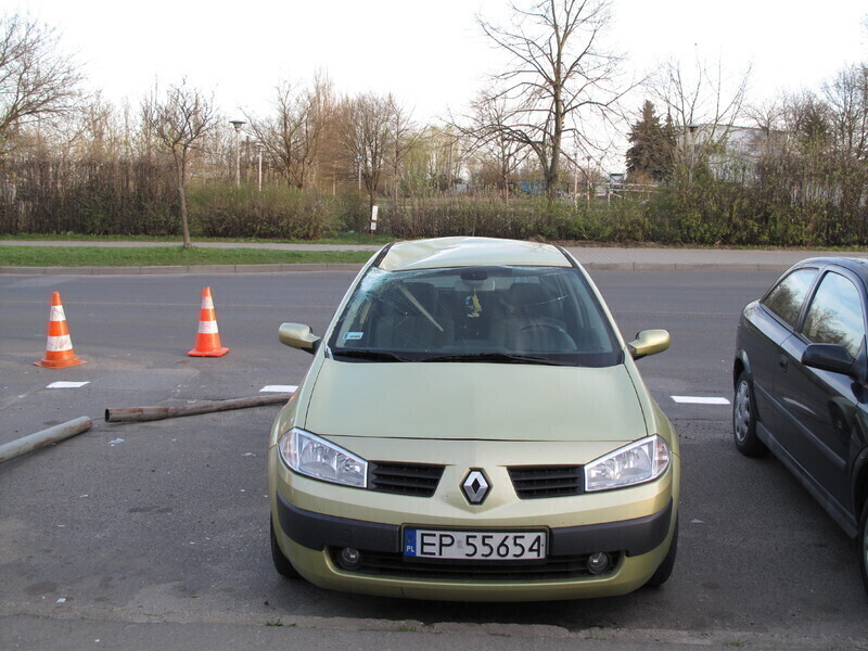 Zdjęcie 6: Latarnia przewróciła się na samochód 