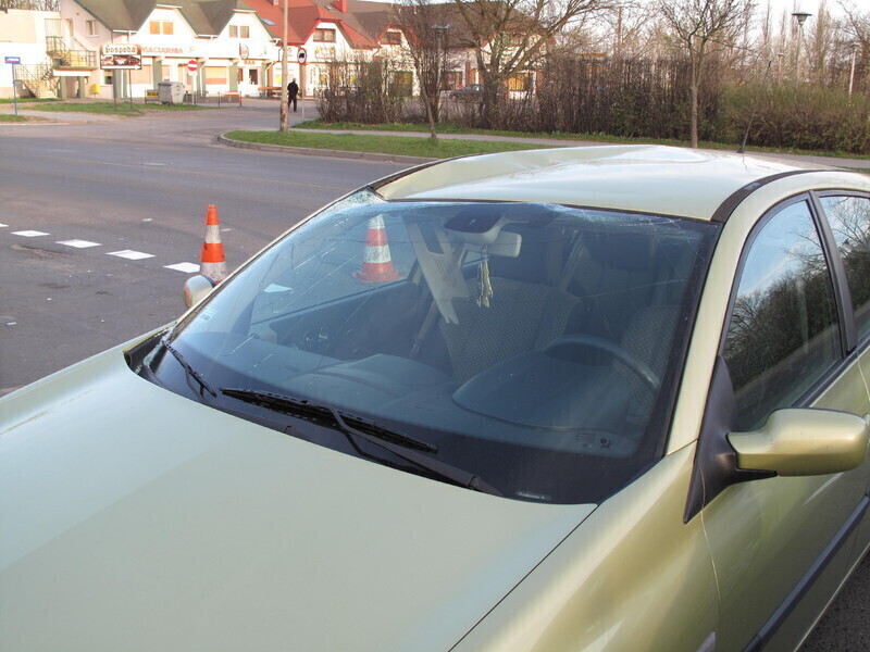 Zdjęcie 7: Latarnia przewróciła się na samochód 