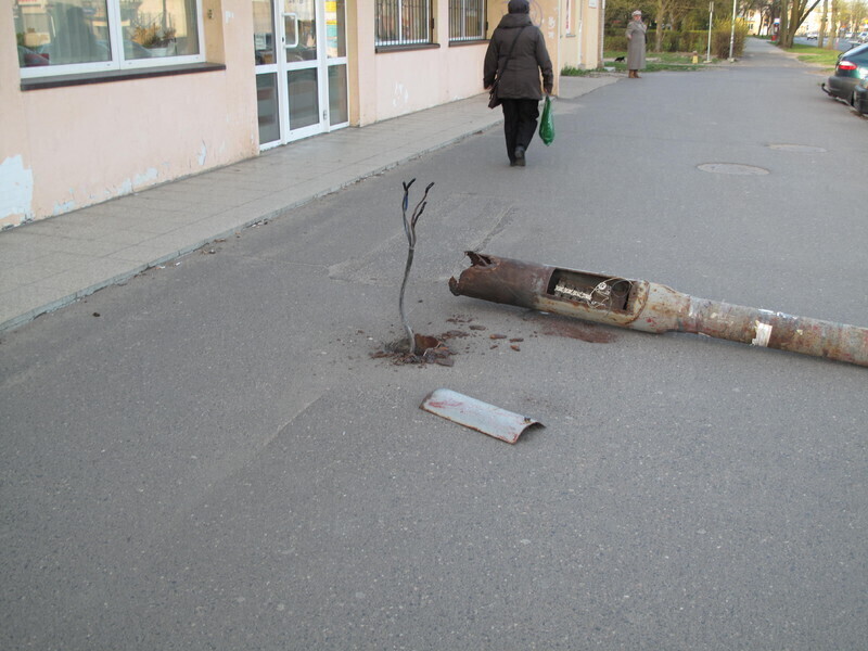 Zdjęcie 8: Latarnia przewróciła się na samochód 