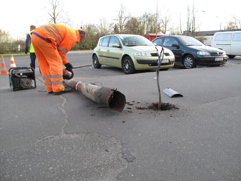 Zdjęcie 10: Latarnia przewróciła się na samochód 