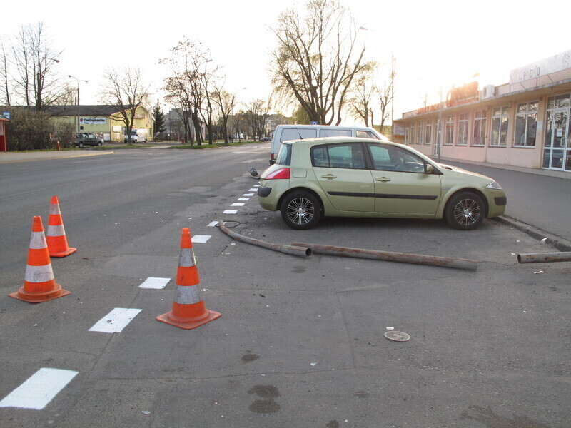 Zdjęcie 11: Latarnia przewróciła się na samochód 