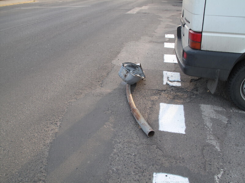 Zdjęcie 12: Latarnia przewróciła się na samochód 