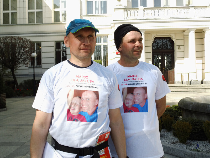 Zdjęcie 1: Nie widział dziecka od dwóch lat, biegnie do Warszawy 