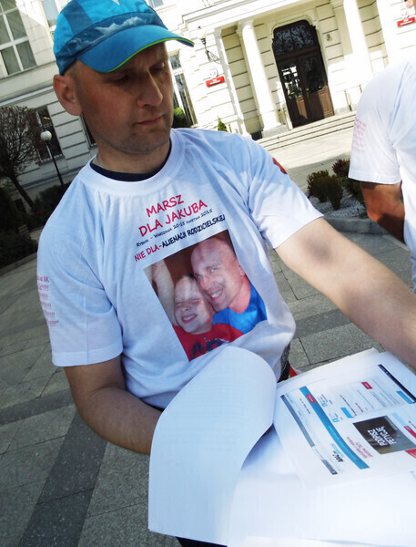 Zdjęcie 4: Nie widział dziecka od dwóch lat, biegnie do Warszawy 