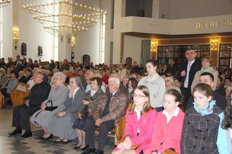 Zdjęcie 3: W kościele NSJ w Piotrkowie mszę odprawiał dziś biskup 