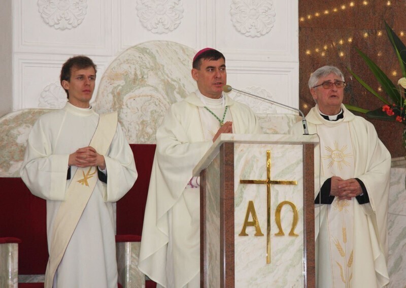 Zdjęcie 6: W kościele NSJ w Piotrkowie mszę odprawiał dziś biskup 