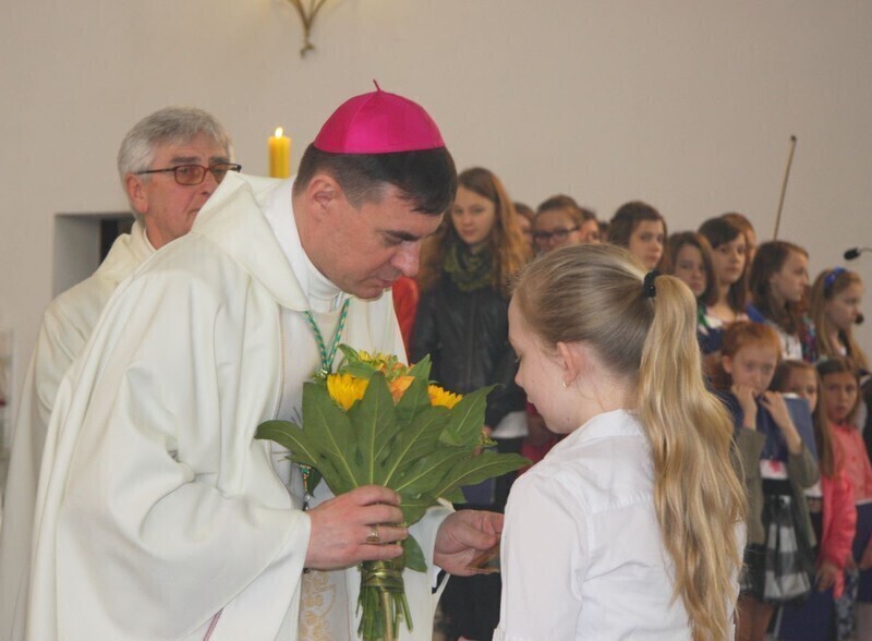 Zdjęcie 8: W kościele NSJ w Piotrkowie mszę odprawiał dziś biskup 