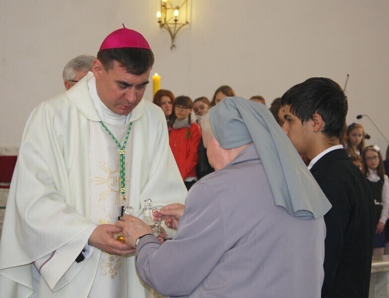 Zdjęcie 10: W kościele NSJ w Piotrkowie mszę odprawiał dziś biskup 