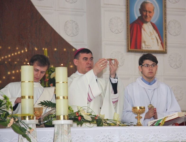 Zdjęcie 11: W kościele NSJ w Piotrkowie mszę odprawiał dziś biskup 