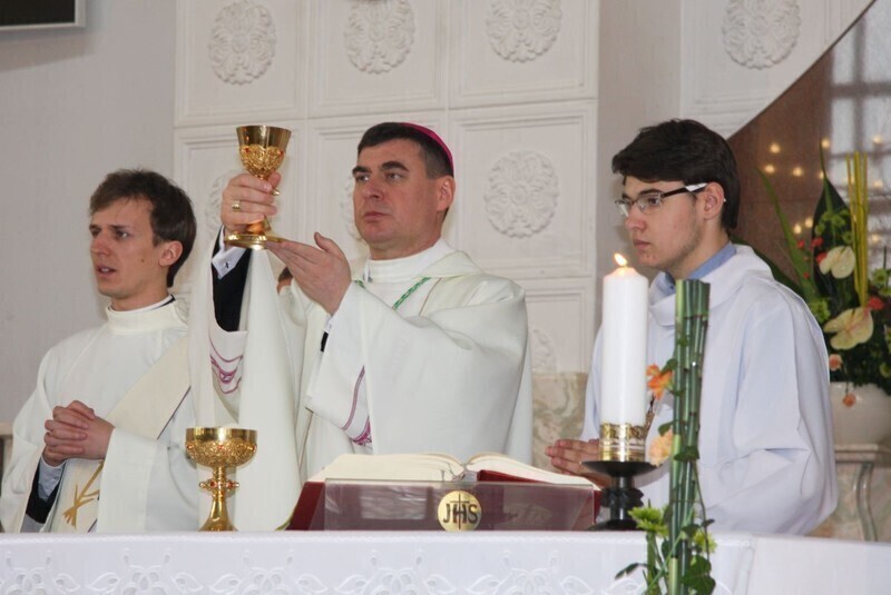 Zdjęcie 12: W kościele NSJ w Piotrkowie mszę odprawiał dziś biskup 