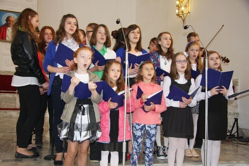 Zdjęcie 13: W kościele NSJ w Piotrkowie mszę odprawiał dziś biskup 