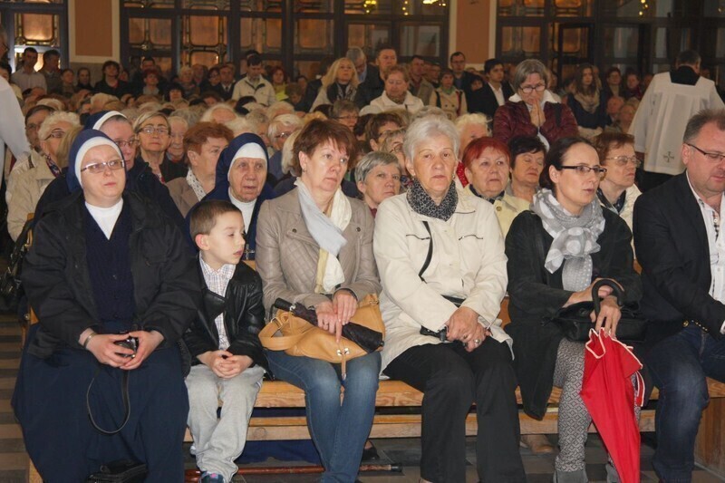 Zdjęcie 15: W kościele NSJ w Piotrkowie mszę odprawiał dziś biskup 