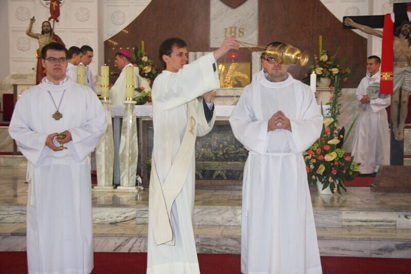 Zdjęcie 16: W kościele NSJ w Piotrkowie mszę odprawiał dziś biskup 