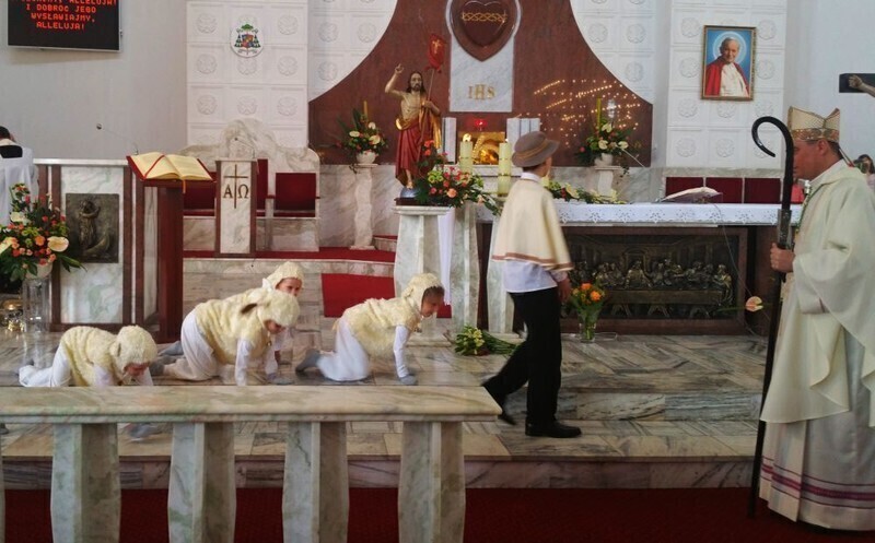 Zdjęcie 18: W kościele NSJ w Piotrkowie mszę odprawiał dziś biskup 