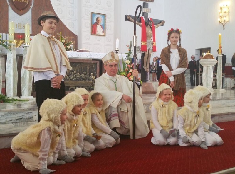 Zdjęcie 19: W kościele NSJ w Piotrkowie mszę odprawiał dziś biskup 