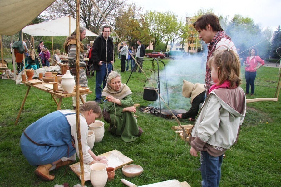 Zdjęcie 1: Festyn historyczny na boisku UJK 