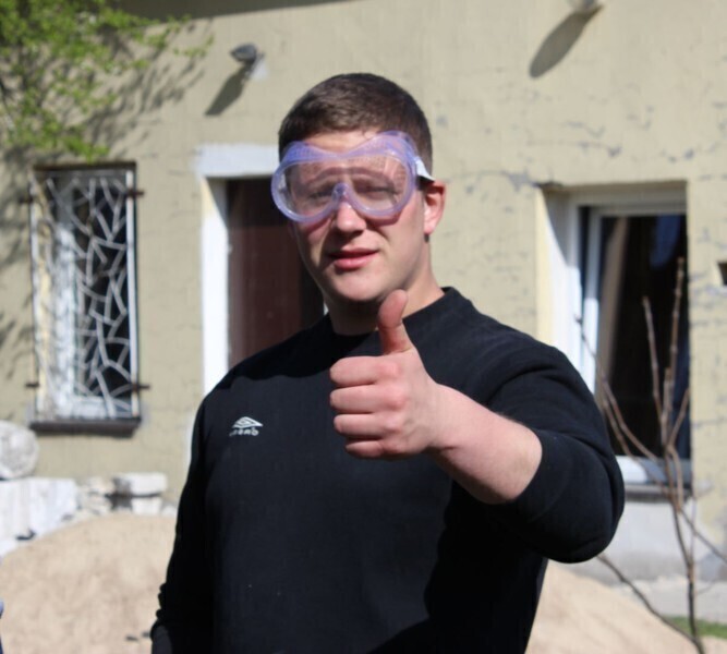 Zdjęcie 1: W ZSP nr 1 w Piotrkowie porządkowali szkolne boisko 