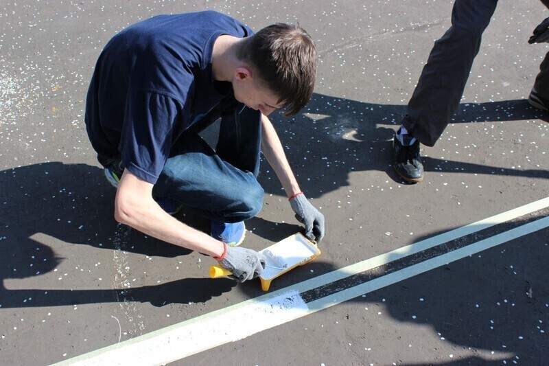 Zdjęcie 2: W ZSP nr 1 w Piotrkowie porządkowali szkolne boisko 